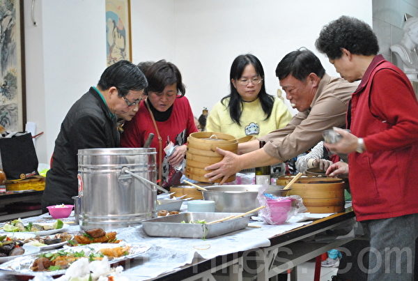 福德里環保志工隊，舉辦一人一菜圍爐餐會。（攝影：徐乃義/大紀元）