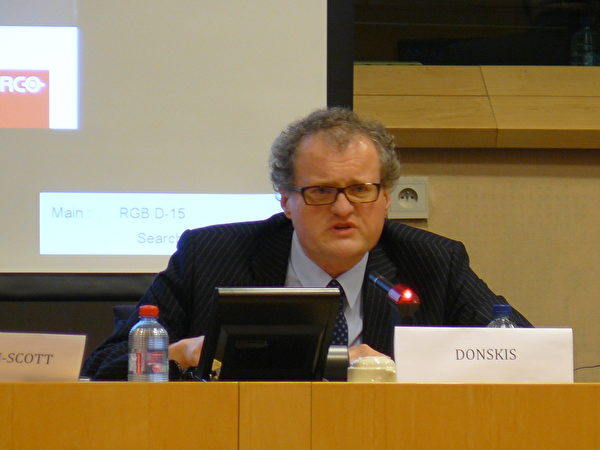 歐洲議會議員萊昂尼達斯(Leonidas Donskis)說:「人們難以相信在一個文明的國度裡這樣的事情還可能發生。對於歐洲和北美來說,這樣的反人類罪行只能和納粹相提並論。」(攝影:李孜/大紀元) 歐洲議會議員萊昂尼達斯(Leonidas Donskis)說:「人們難以相信在一個文明的國度裡這樣的事情還可能發生。對於歐洲和北美來說,這樣的反人類罪行只能和納粹相提並論。」(攝影:李孜/大紀元)