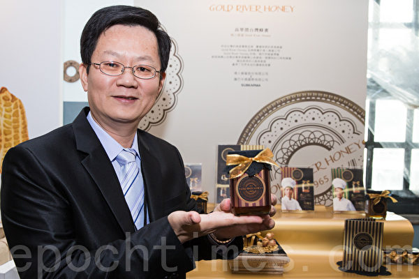 萨巴卡玛国际公司将情人蜂蜜设计成时尚感,主打轻熟女市场。图为情人蜂蜜总经理黄清场与产品合照。(摄影:陈柏州/大纪元) 萨巴卡玛国际公司将情人蜂蜜设计成时尚感,主打轻熟女市场。图为情人蜂蜜总经理黄清场与产品合照。(摄影:陈柏州/大纪元)