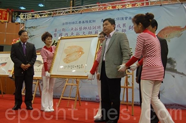 基隆监狱典狱长黄坤前(左1)义卖作品“金眼鲷”由中台资源科技公司董事长郑光杰(右1)得标。(摄影:于婉蘋/大纪元) 基隆监狱典狱长黄坤前(左1)义卖作品“金眼鲷”由中台资源科技公司董事长郑光杰(右1)得标。(摄影:于婉蘋/大纪元)