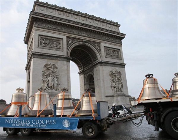 承載新鐘的卡車經過凱旋門。(JACQUES DEMARTHON/AFP/Getty Images) 承載新鐘的卡車經過凱旋門。(JACQUES DEMARTHON/AFP/Getty Images)