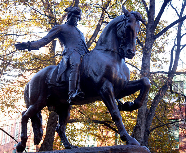 獨立戰爭前午夜狂奔報告英軍來襲的Paul Revere 銅像。(攝影:秦川/大紀元) 獨立戰爭前午夜狂奔報告英軍來襲的Paul Revere 銅像。(攝影:秦川/大紀元)