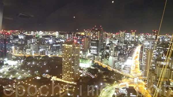 东京铁塔夜景成了许多东京爱情故事不可或缺的精神元素。图为从东京铁塔展望台拍摄的周边夜景。(摄影:和和/大纪元) 东京铁塔夜景成了许多东京爱情故事不可或缺的精神元素。图为从东京铁塔展望台拍摄的周边夜景。(摄影:和和/大纪元)