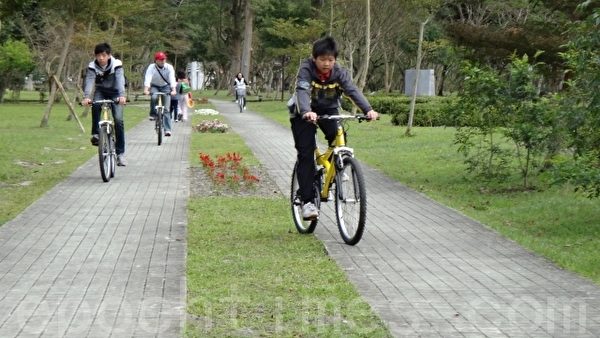 亲子骑乘自行车环绕鲤鱼潭湖畔。(摄影:詹亦菱/大纪元) 亲子骑乘自行车环绕鲤鱼潭湖畔。(摄影:詹亦菱/大纪元)