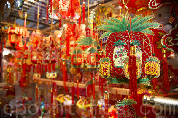 蛇年将至,华人聚集的多伦多街头喜气洋洋。(摄影:艾文/大纪元) 蛇年将至,华人聚集的多伦多街头喜气洋洋。(摄影:艾文/大纪元)