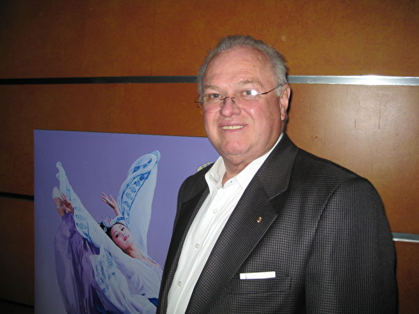 Jim Aitken是彭里斯(Penrith)市副市长,现彭里斯企业联盟的副主席。他说:“演出让我回想起了古老的价值观。她带给我愉悦和希望。”(摄影:德明/大纪元) Jim Aitken是彭里斯(Penrith)市副市长,现彭里斯企业联盟的副主席。他说:“演出让我回想起了古老的价值观。她带给我愉悦和希望。”(摄影:德明/大纪元)