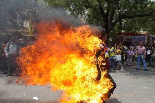 「自焚抗議事件」的圖片搜尋結果"