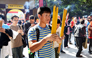 組圖：香港新年香火鼎盛 陸客爭先恐後
