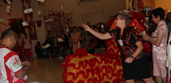图: Bay101赌场豪气风范大撒现金,让民众试试新年手气。(摄影:Michelle/大纪元)
图: Bay101赌场豪气风范大撒现金,让民众试试新年手气。(摄影:Michelle/大纪元)