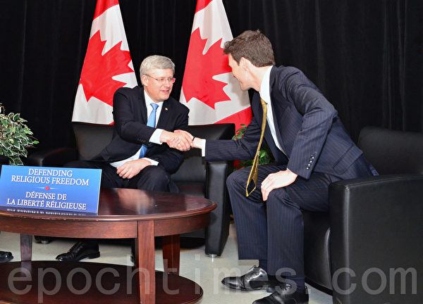 2月19日,加拿大总理哈珀(Stephen Harper)在大多伦多地区Aiwan Tahir社区中心与首任宗教自由办公室主管Andrew Bennett博士握手。(摄影:周行/大纪元) 2月19日,加拿大总理哈珀(Stephen Harper)在大多伦多地区Aiwan Tahir社区中心与首任宗教自由办公室主管Andrew Bennett博士握手。(摄影:周行/大纪元)
