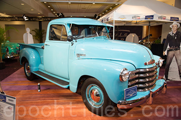 1953 Chevrolet 1314 Pick-up - blue,6缸,3速手动
车主: Bob Cram
8 Teal Place
Barrie, Ont
(摄影:艾文/大纪元) 1953 Chevrolet 1314 Pick-up - blue,6缸,3速手动
车主: Bob Cram
8 Teal Place
Barrie, Ont
(摄影:艾文/大纪元)