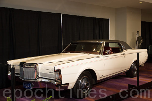 1969 Lincoln Mark III – Wimbleton white / black vinyl roof,
车主:Cleo Tobias,
1014 Centre St. South
Whitby, Ontario(摄影:艾文/大纪元) 1969 Lincoln Mark III – Wimbleton white / black vinyl roof,
车主:Cleo Tobias,
1014 Centre St. South
Whitby, Ontario(摄影:艾文/大纪元)