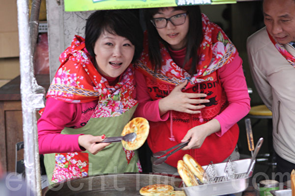 慕钰华(左)煎葱油饼。(摄影:曾汉东/大纪元) 慕钰华(左)煎葱油饼。(摄影:曾汉东/大纪元)