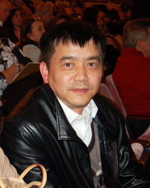 华人荆先生上周刚从中国大陆来美探亲,表示神韵演出非常美丽,内涵深厚,给他非常大的震撼。(摄影:林思/大纪元) 华人荆先生上周刚从中国大陆来美探亲,表示神韵演出非常美丽,内涵深厚,给他非常大的震撼。(摄影:林思/大纪元)