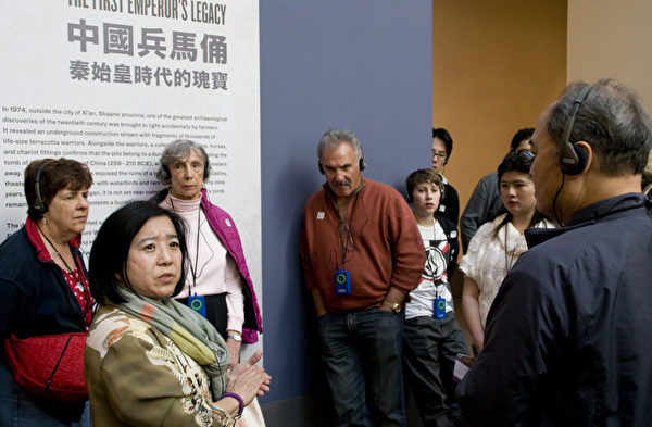 图:2月22日秦始皇兵马俑旧金山亚洲艺术博物馆展出第一天,吸引了不少游客参观。(摄影:周凤临/大纪元) 图:2月22日秦始皇兵马俑旧金山亚洲艺术博物馆展出第一天,吸引了不少游客参观。(摄影:周凤临/大纪元)