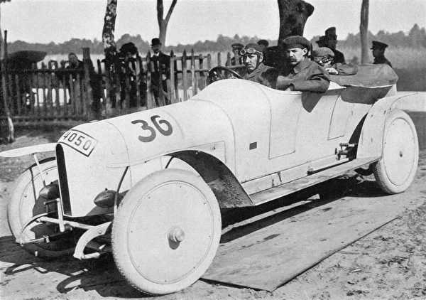 两辆经过翻修的奔驰赛车—曾于1910年参加过“Course du Prince Heinrich”赛车。(retromobile.com 提供) 两辆经过翻修的奔驰赛车—曾于1910年参加过“Course du Prince Heinrich”赛车。(retromobile.com 提供)