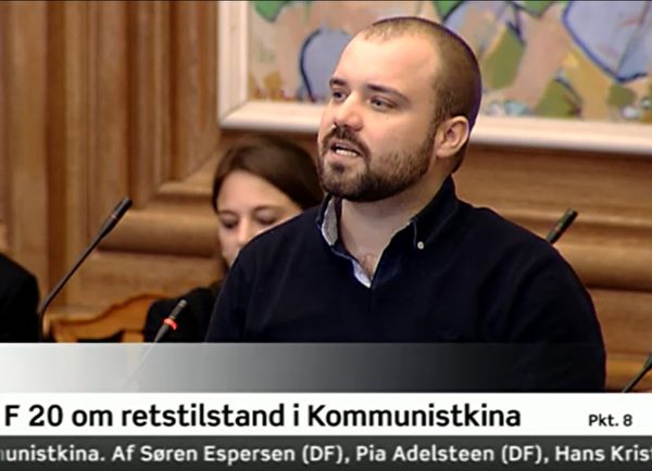 丹麦红绿联盟党的外事发言人尼可莱•维鲁姆森(Nikolaj Villumsen)在丹麦国会“共产中国司法状况”答辩会上提问(丹麦国会官方网站直播录像截图) 丹麦红绿联盟党的外事发言人尼可莱•维鲁姆森(Nikolaj Villumsen)在丹麦国会“共产中国司法状况”答辩会上提问(丹麦国会官方网站直播录像截图)
