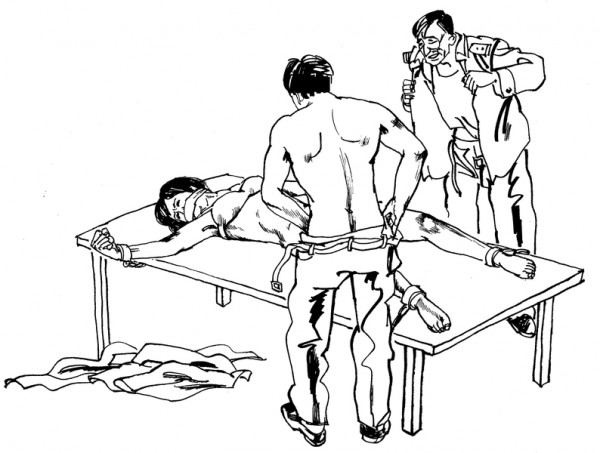 中共酷刑示意图:强奸、轮奸,恶警强奸、轮奸及纵容男犯或社会上的流氓强奸、轮奸法轮功女学员。(图片来源:明慧网) 中共酷刑示意图:强奸、轮奸,恶警强奸、轮奸及纵容男犯或社会上的流氓强奸、轮奸法轮功女学员。(图片来源:明慧网)