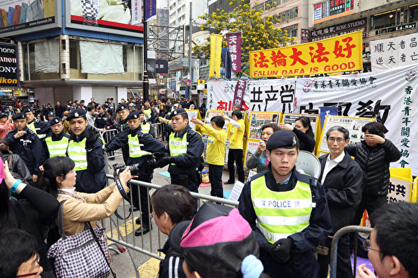 警员在法轮功真相点外架铁马,阻止恶党团伙进犯。法轮功学员在真相点内炼功。(摄影:潘在殊/大纪元) 警员在法轮功真相点外架铁马,阻止恶党团伙进犯。法轮功学员在真相点内炼功。(摄影:潘在殊/大纪元)
