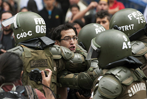 2013年3月7日,在圣地亚哥(Santiago),防暴警察逮捕了抗议的学生,学生要求智利总统塞巴斯蒂安·皮涅拉(Sebastian Pinera)领导的政府改善公共教育体系。 (Claudio SANTANA/AFP) 2013年3月7日,在圣地亚哥(Santiago),防暴警察逮捕了抗议的学生,学生要求智利总统塞巴斯蒂安·皮涅拉(Sebastian Pinera)领导的政府改善公共教育体系。 (Claudio SANTANA/AFP)