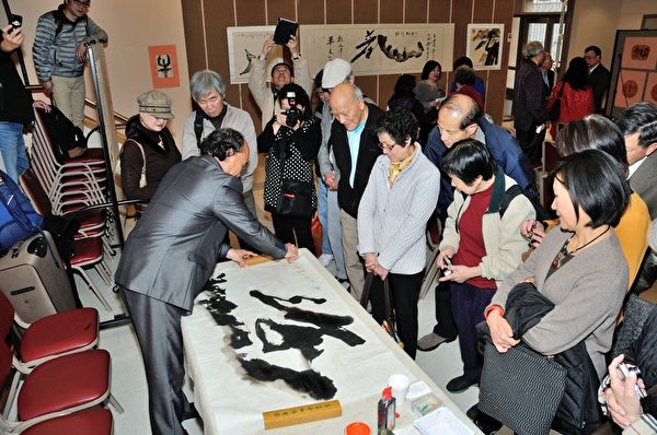 王建中在3月9日的书画展开幕式上现场为来宾挥毫。(摄影:曹景哲/大纪元) 王建中在3月9日的书画展开幕式上现场为来宾挥毫。(摄影:曹景哲/大纪元)