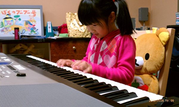 圖:孩子聽音能力成長顯著的時期是在4~5歲,雃舍YAMAHA音樂學校藉由專為孩子設計的CD與DVD音源材料,培養「聽」音樂的能力,讓孩子在聽音樂的過程中,自然而然學會了節奏感。(雃舍YAMAHA音樂學校提供) 圖:孩子聽音能力成長顯著的時期是在4~5歲,雃舍YAMAHA音樂學校藉由專為孩子設計的CD與DVD音源材料,培養「聽」音樂的能力,讓孩子在聽音樂的過程中,自然而然學會了節奏感。(雃舍YAMAHA音樂學校提供)