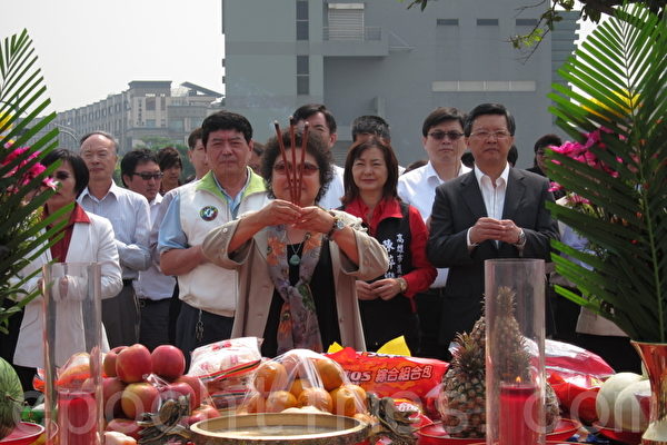高雄市長陳菊 15日率領市府團隊舉行中崙溼地公園水岸營造工程開工祭典儀式。(攝影:楊小敏/大紀元) 高雄市長陳菊 15日率領市府團隊舉行中崙溼地公園水岸營造工程開工祭典儀式。(攝影:楊小敏/大紀元)