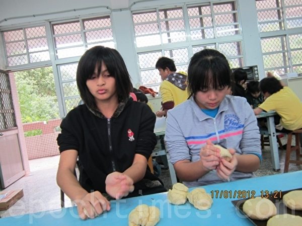 南澳国中面包DIY。(黄仕聪提供) 南澳国中面包DIY。(黄仕聪提供)