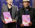 制琴艺术家蔡明助(左)和父亲(摄影:郑顺利 / 大纪元)
