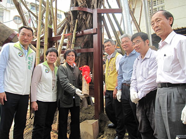 高雄市副市长刘世芳(右五)18日偕农业局长蔡复进(右三)等人,将团队照片与民众祝福卷轴,封入时空胶囊后埋入树根,许多民众也写下“松公加油”祈福卡,为老树祈福祝祷。(高雄市政府提供) 高雄市副市长刘世芳(右五)18日偕农业局长蔡复进(右三)等人,将团队照片与民众祝福卷轴,封入时空胶囊后埋入树根,许多民众也写下“松公加油”祈福卡,为老树祈福祝祷。(高雄市政府提供)