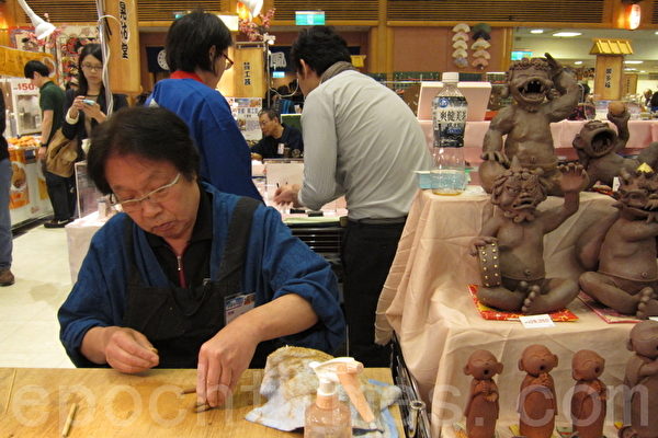 SOGO百貨忠孝館的春夏和風節北海道物產展,請來日本師父展現其傳統技藝。(攝影:楊小敏/大紀元) SOGO百貨忠孝館的春夏和風節北海道物產展,請來日本師父展現其傳統技藝。(攝影:楊小敏/大紀元)