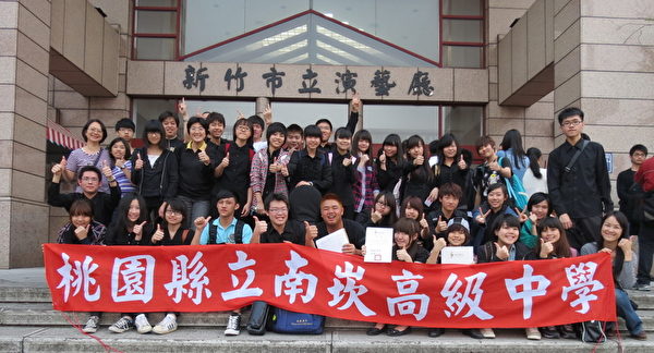 南崁高中國樂合奏全台賽新竹演藝廳團拍合影。(南崁高中提供)
南崁高中國樂合奏全台賽新竹演藝廳團拍合影。(南崁高中提供)