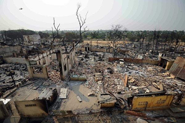 2013年3月23日,缅甸密铁拉市发生连续三天死亡严重暴力,造成至少20人,目前已被宣布进入紧急状态。图为密铁拉市被捣毁的房子。(Soe Than WIN/AFP) 2013年3月23日,缅甸密铁拉市发生连续三天死亡严重暴力,造成至少20人,目前已被宣布进入紧急状态。图为密铁拉市被捣毁的房子。(Soe Than WIN/AFP)