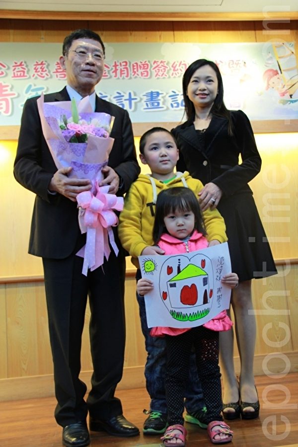 家户代表沈炜祥小朋友(中)及其妹妹感谢林宏裕教授(左)的帮忙。(摄影:谢月琴/大纪元) 家户代表沈炜祥小朋友(中)及其妹妹感谢林宏裕教授(左)的帮忙。(摄影:谢月琴/大纪元)