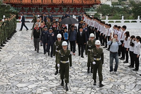 图为飞官王鸿祥烈士由遗族家属护送灵位入祀仪式。(摄影:詹亦菱/大纪元) 图为飞官王鸿祥烈士由遗族家属护送灵位入祀仪式。(摄影:詹亦菱/大纪元)