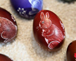 复活节彩蛋精美漂亮且富有装饰性，代表着人们的美好心愿，并互相分享季节更替的喜悦。（Adam Berry/Getty Images）
