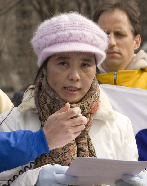 兩年多前從中國大陸輾轉來到美國的馬春梅女士在抗議集會上講述了自己的親身經歷。她因堅持不放棄對真善忍的信仰,被綁架四次,非法勞教二次,四年多的時間內經歷了各種酷刑折磨,被打毒針,被綁在死人床上三天三夜,生不如死,中共警察還逼著她與丈夫離婚,一個幸福的家被拆散了。(攝影:李莎/ 大紀元) 兩年多前從中國大陸輾轉來到美國的馬春梅女士在抗議集會上講述了自己的親身經歷。她因堅持不放棄對真善忍的信仰,被綁架四次,非法勞教二次,四年多的時間內經歷了各種酷刑折磨,被打毒針,被綁在死人床上三天三夜,生不如死,中共警察還逼著她與丈夫離婚,一個幸福的家被拆散了。(攝影:李莎/ 大紀元)