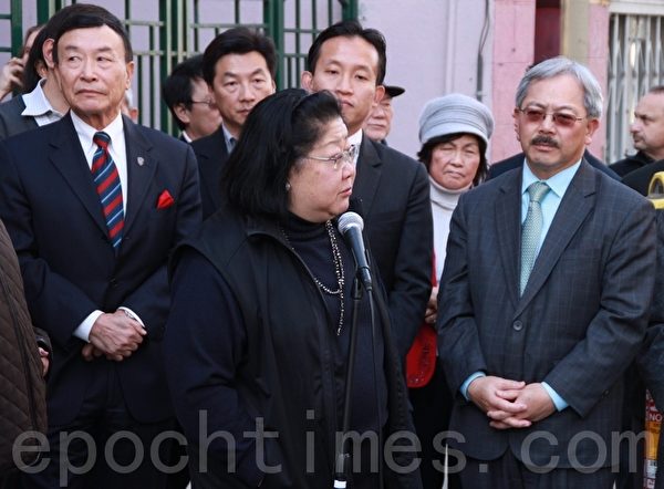 中华总商会顾问白兰常常在正式场合冒出粗话、脏话和下流话。这是在今年1月6日市长李孟贤的一个公开活动中,白兰口出脏话“shit”。使在场的李孟贤和市议长邱信福感到难堪。(摄影:吴雅儒/大纪元) 中华总商会顾问白兰常常在正式场合冒出粗话、脏话和下流话。这是在今年1月6日市长李孟贤的一个公开活动中,白兰口出脏话“shit”。使在场的李孟贤和市议长邱信福感到难堪。(摄影:吴雅儒/大纪元)