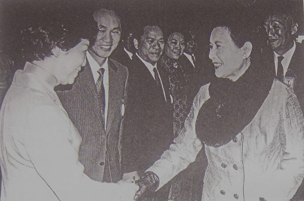 1970年12月22日,蒋夫人与蒋中正总统泰夫人百龄纪念会中,接待楚崧秋夫妇(左一、二)。(翻摄:钟元/大纪元) 1970年12月22日,蒋夫人与蒋中正总统泰夫人百龄纪念会中,接待楚崧秋夫妇(左一、二)。(翻摄:钟元/大纪元)