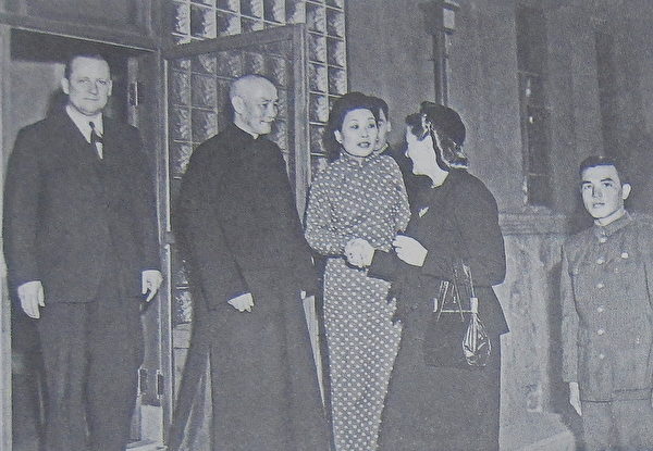 1953年9月,美国参议员诺兰夫妇访华,蒋中正总统伉俪在士林官邸门口欢送,右一为张欣超。(翻摄:钟元/大纪元) 1953年9月,美国参议员诺兰夫妇访华,蒋中正总统伉俪在士林官邸门口欢送,右一为张欣超。(翻摄:钟元/大纪元)