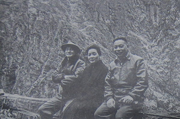 1957年11月12日,蒋总统伉俪与经国先生巡视花莲中部横贯公路。(翻摄:钟元/大纪元) 1957年11月12日,蒋总统伉俪与经国先生巡视花莲中部横贯公路。(翻摄:钟元/大纪元)