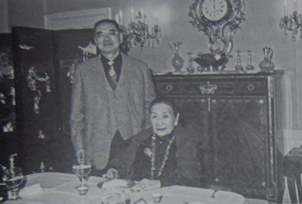 2000年3月18日,蒋夫人宋美龄103岁嵩寿在纽约官邸与胡浩炳合影。(翻摄:钟元/大纪元) 2000年3月18日,蒋夫人宋美龄103岁嵩寿在纽约官邸与胡浩炳合影。(翻摄:钟元/大纪元)