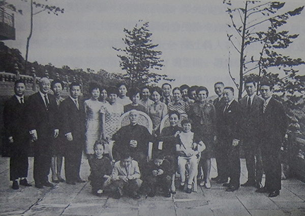 1970年10月14日,蒋中正总统伉俪在中兴宾馆阳台与家属、亲友欢聚。(翻摄:钟元/大纪元) 1970年10月14日,蒋中正总统伉俪在中兴宾馆阳台与家属、亲友欢聚。(翻摄:钟元/大纪元)