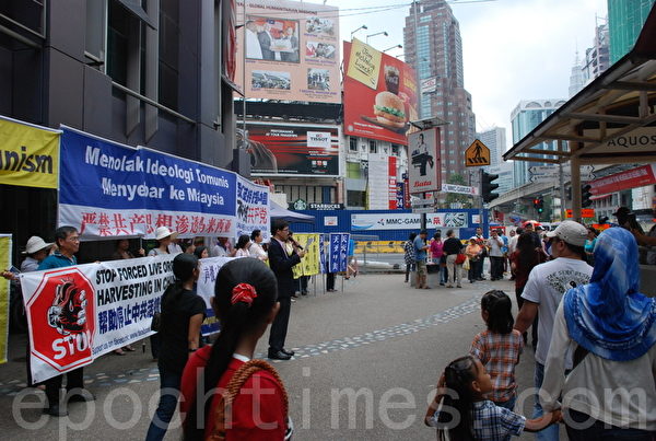 马来西亚退党服务中心在吉隆坡举办声援1亿3千5百多万的中国人三退活动现场。 (摄影:张建浩/大纪元) 马来西亚退党服务中心在吉隆坡举办声援1亿3千5百多万的中国人三退活动现场。 (摄影:张建浩/大纪元)