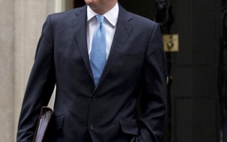 英國首相卡梅倫勇闖泥潭救綿羊
