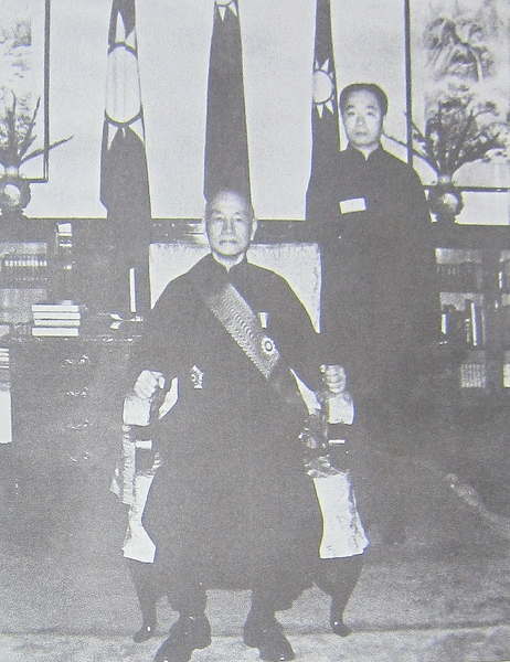 王正谊(右)担任机要秘书,在总统府中与蒋中正总统合影。(翻摄:钟元/大纪元) 王正谊(右)担任机要秘书,在总统府中与蒋中正总统合影。(翻摄:钟元/大纪元)