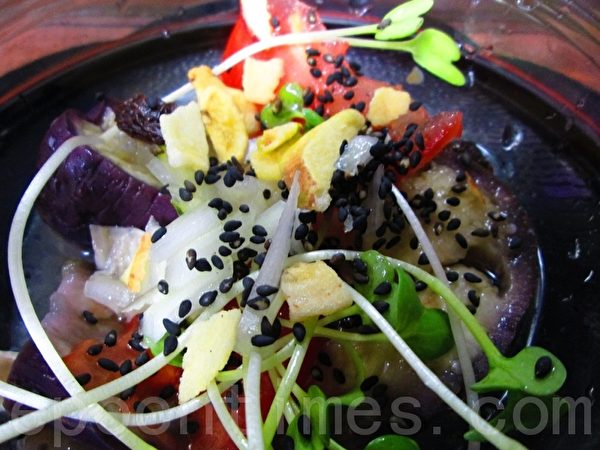 燕麥蓮藕香菇釜飯+鮮蔬醋沙拉(攝影:家和/大紀元) 燕麥蓮藕香菇釜飯+鮮蔬醋沙拉(攝影:家和/大紀元)
