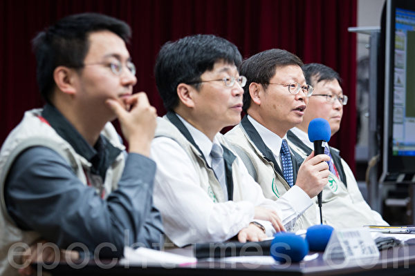 H7N9流感中央流行疫情指揮中心指揮官張峰義(右2)等8日在疾管局記者會表示,已向中國要求病毒株,預估「很快就會拿到」。(攝影:陳柏州/大紀元) H7N9流感中央流行疫情指揮中心指揮官張峰義(右2)等8日在疾管局記者會表示,已向中國要求病毒株,預估「很快就會拿到」。(攝影:陳柏州/大紀元)