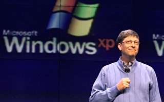 微软于2014年4月8日将停止支援XP，届时对全球39%还在用XP的个人电脑用户来说将非同小可。图为微软创办人比尔盖兹于2001年2月13日出席windows XP发表会。（Jeff CHRISTENSEN/AFP）