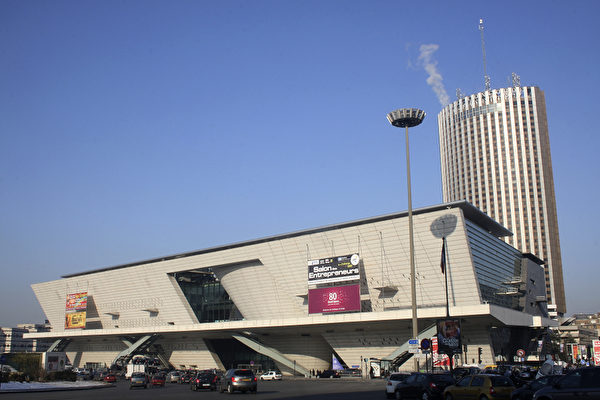巴黎國際會議中心(Palais des congrès de Paris),是商務、會議和文藝演出中心,其巨大的主廳有3,723個座位。2013年神韻演出票房開放3600多座位。(攝影:章樂/大紀元) 巴黎國際會議中心(Palais des congrès de Paris),是商務、會議和文藝演出中心,其巨大的主廳有3,723個座位。2013年神韻演出票房開放3600多座位。(攝影:章樂/大紀元)